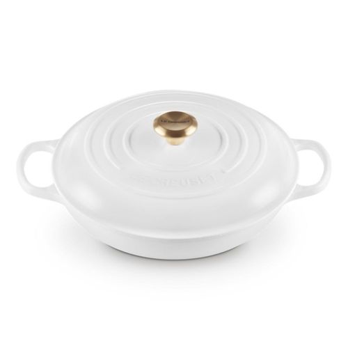 CAÇAROLA LE CREUSET BUFFET PEGADOR DOURADO SIGNATURE FERRO FUNDIDO 30CM BRANCO 21180300101441