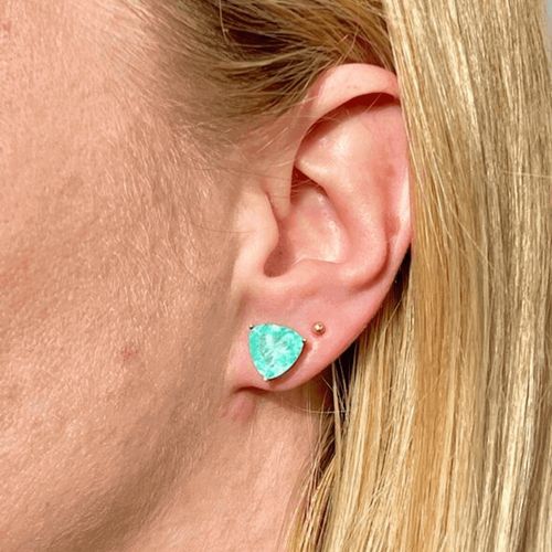 Brinco com Cristal Triangular Fusion cor turmalina banhado em ródio