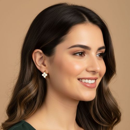 Brinco Argola com Flor 4 Pétalas Resina Madrepérola Banhado a Ouro